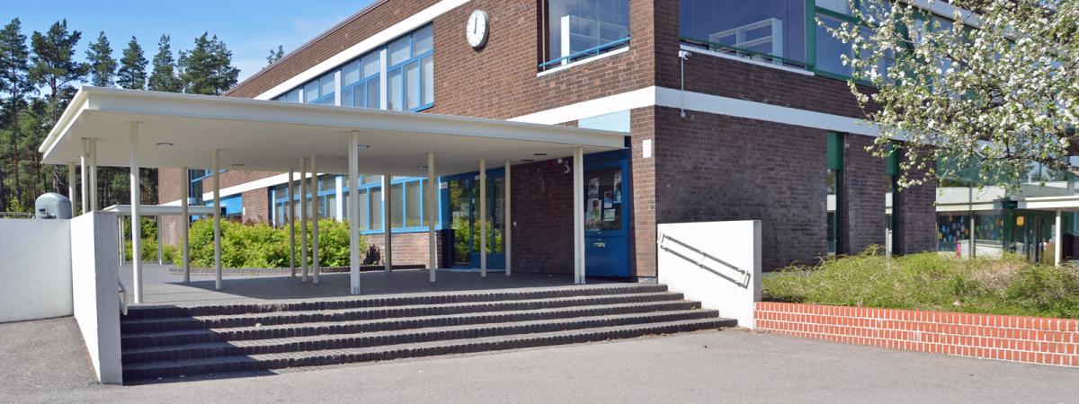 Ingresso della scuola Rastaala in Finlandia